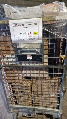 un chariot sur lequel sont posés de nombreux cartons