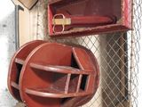 vue du dessus d'une valise et d'autres objets posés sur une table