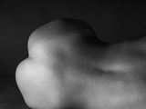 photographie en noir et blanc d'une femme nue allongée sur une table