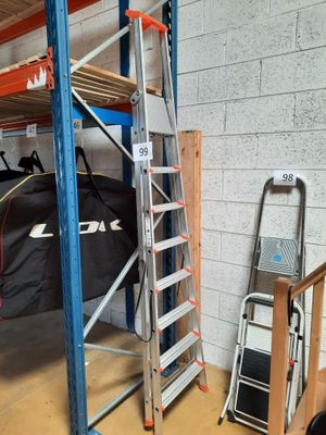 une échelle appuyée contre un mur dans un garage
