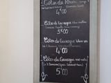 un tableau noir accroché au mur d'un restaurant