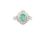 une bague en émeraude et diamant
