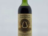une bouteille de vin posée sur une table