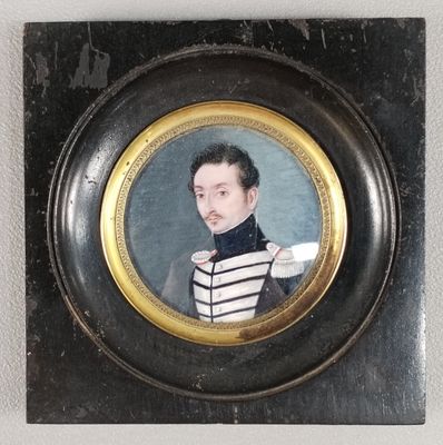 portrait d'un homme en uniforme militaire tenant une tasse de café
