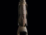 une statue en bois représentant un homme coiffé d'un casque