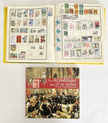 un livre ouvert posé sur une table, à côté d'un livre contenant des timbres