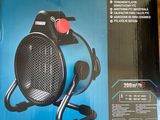 une image représentant une boîte sur laquelle est posée une radio noire et rouge