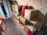 une pièce avec beaucoup de boîtes et de cartons sur les étagères