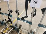 Plusieurs types différents de diables sont alignés dans un entrepôt