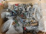une boîte en carton remplie d'objets divers posée sur une table rouge
