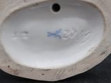 figurine en porcelaine de forme ovale, ornée d'une étoile bleue