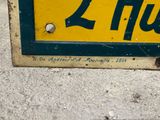 a yellow and green sign that says 2 hubs on it