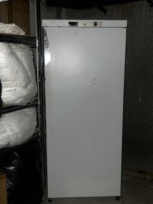 une photo d'un réfrigérateur blanc dans un garage