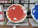 deux assiettes posées sur une table dans une pièce