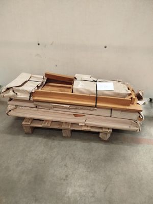 un tas de bois posé sur une palette dans un entrepôt