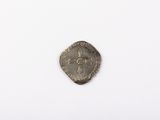 gros plan d'une pièce de monnaie sur une surface blanche