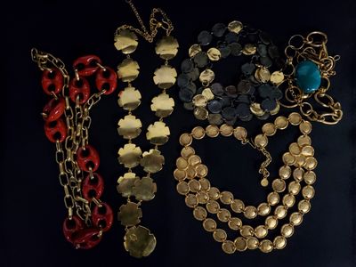 Belle réunion de bijoux fantaisie principalement en métal doré dont co - Photo 1