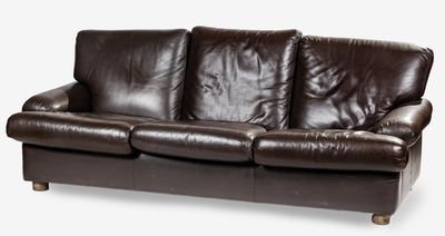 canapé en cuir marron sur fond blanc, sans personne assise dessus