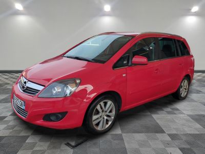 la voiture rouge est garée dans le garage sur le sol en damier
