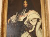 portrait d'un homme vêtu d'une robe blanche et d'un châle blanc
