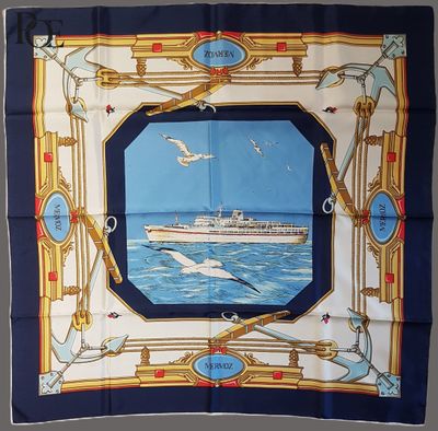 foulard carré bleu et blanc orné d'un motif représentant un bateau et des mouettes