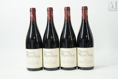 quatre bouteilles de vin sont alignées sur une surface blanche