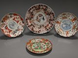 trois assiettes chinoises aux motifs variés, posées sur une table