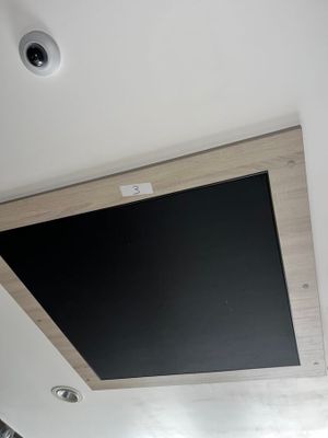 un téléviseur fixé au plafond au-dessus d'un lavabo