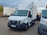 deux camions garés sur un parking
