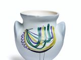 un vase blanc orné d'un motif bleu et jaune