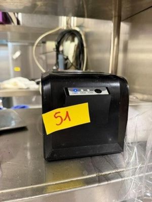 un grille-pain noir posé sur le plan de travail d'une cuisine