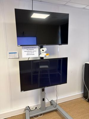 un téléviseur à écran plat posé sur un support dans une pièce