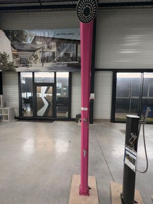 un poteau rose au milieu d'un immeuble