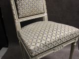 une chaise posée sur un sol recouvert de moquette