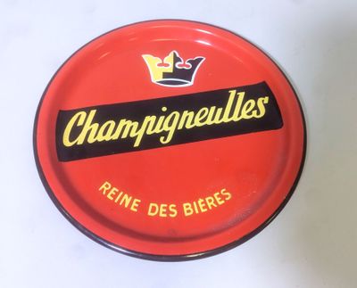 une boîte en fer-blanc rouge ornée d'une couronne, posée sur une surface blanche
