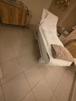 D2 - TOULOUSE – Un lot de 4 tables de soin Yoshi en bois, él…