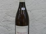 une bouteille de vin posée sur une table