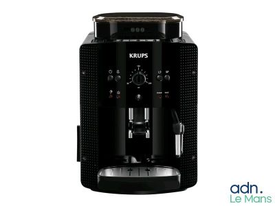 La machine à café Krups est noire et possède une poignée noire.