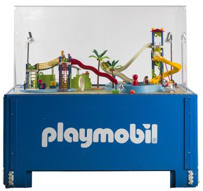 un Playmobil avec un toboggan et un toboggan aquatique à l'intérieur