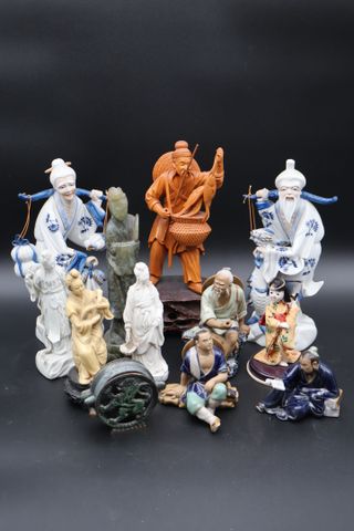 Lot d’objets de vitrine Chine en porcelaine, céramique, bois et d...