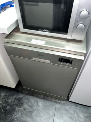 un micro-ondes et un lave-vaisselle dans une petite cuisine