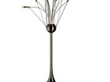 un lampadaire noir et argenté orné de lumières blanches