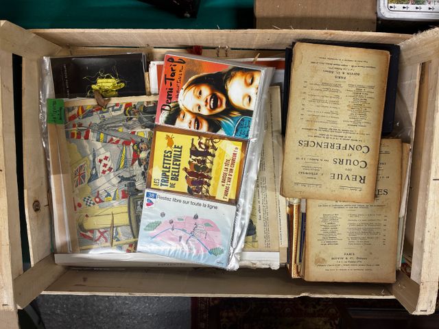 Lot de cartes publicitaires, découpages de journaux et divers