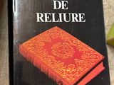 un livre posé sur une table à côté d'une banane