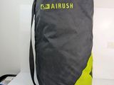 un sac posé sur une table