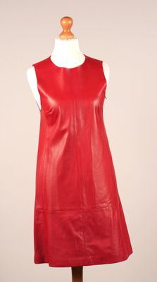 une robe en cuir rouge sur un mannequin, un mannequin, un mannequin, un mannequin, un mannequin, un mannequin, un mannequin, un mannequin, un mannequin, un mannequin, un mannequin, un mannequin, un mannequin, un mannequin, un mannequin, un mannequin, un mannequin, un mannequin, un mannequin, un mannequin, un mannequin, un mannequin, un mannequin, un mannequin, un mannequin, un mannequin, un mannequin, un mannequin, un mannequin, un mannequin, un mannequin, un mannequin, un