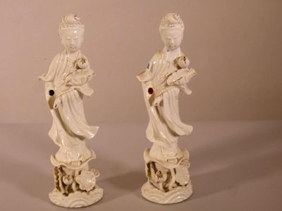 paire de figurines chinoises anciennes représentant une femme et un homme