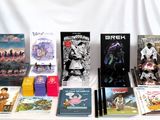 de nombreux livres posés sur une table, sur fond blanc
