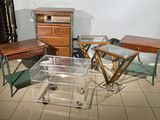 trois tables et une commode dans une pièce