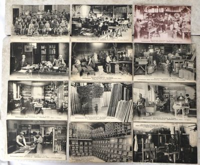 une vieille photo en noir et blanc montrant un groupe de personnes travaillant dans une usine